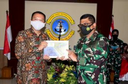 Bupati Selayar Antar Langsung Sertifikat Lahan untuk Bangun Pangkalan TNI AL