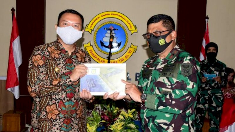 Bupati Selayar Antar Langsung Sertifikat Lahan untuk Bangun Pangkalan TNI AL