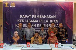 Dekan FH Unhas dan Dirjen Imigrasi MoA Pelatihan Sertifikasi Konsultan Keimigrasian