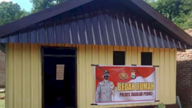 Rumah milik Rampe Daeng Caya yang dibenah jajaran personel Polres Takalar.