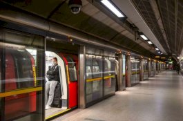 Pria Muslim Dicaci Maki Penumpang saat Baca Al-Qur'an di Kereta Bawah Tanah London