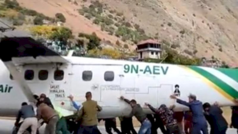 Video Viral, Penumpang Ramai-Ramai Dorong Pesawat yang Pecah Ban saat Mendarat