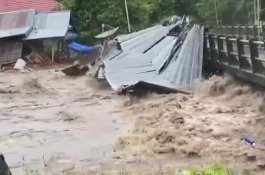 Dua Rumah Terbawa Arus Sungai di Soppeng