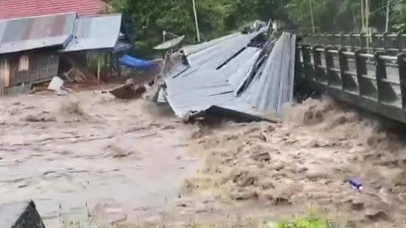 Dua rumah semipermanen dikabarkan terbawa arus. Peristiwa ini terjadi di Kelurahan Ompo, Kecamatan Lalabata, Kabupaten Soppeng, Sulawesi Selatan (Sulsel).