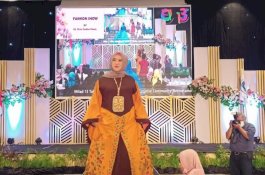 Unik dan Keren, Baju Rancangan Erna Rasyid Taufan Ditampilkan dalam Fashion Show Milad FCC