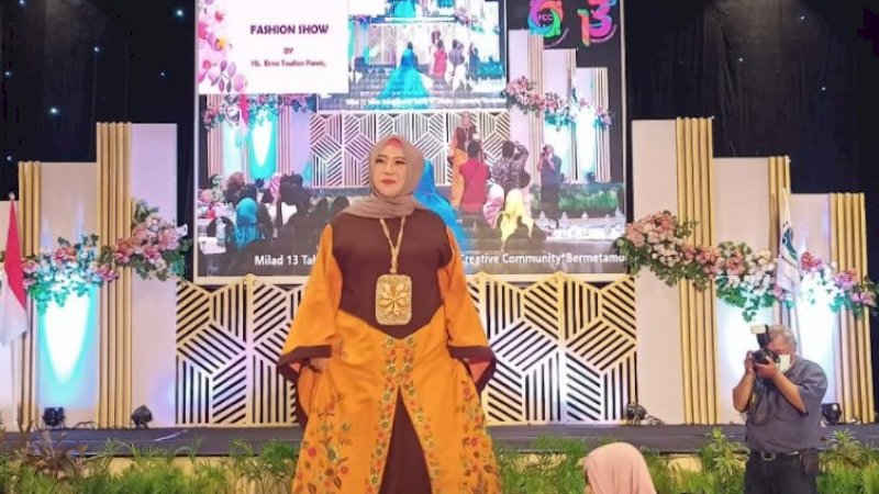 Unik dan Keren, Baju Rancangan Erna Rasyid Taufan Ditampilkan dalam Fashion Show Milad FCC
