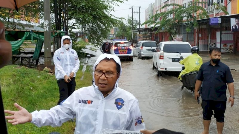 Wali Kota Makassar Moh Ramdhan “Danny” Pomanto saat turun meninjau lokasi langganan genangan banjir di wilayah Paccarakkang, Senin, (6/12/21).