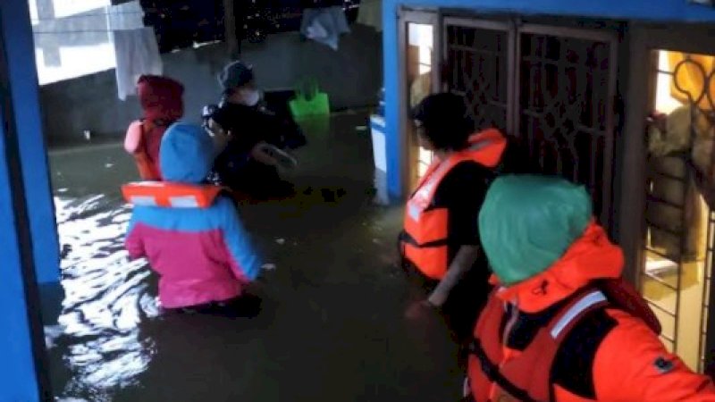 Banjir di Mana-Mana, Seluruh Tim Rescuer Basarnas Diterjunkan ke Lokasi