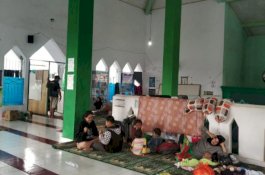 Rumahnya Terendam Banjir Ratusan Warga Toa Daeng 3 Mengungsi di Masjid