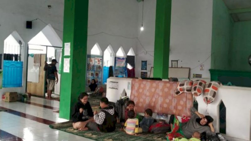 Rumahnya Terendam Banjir Ratusan Warga Toa Daeng 3 Mengungsi di Masjid