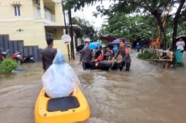 Polisi Turut Membantu Warga yang Terjebak Banjir di Makassar