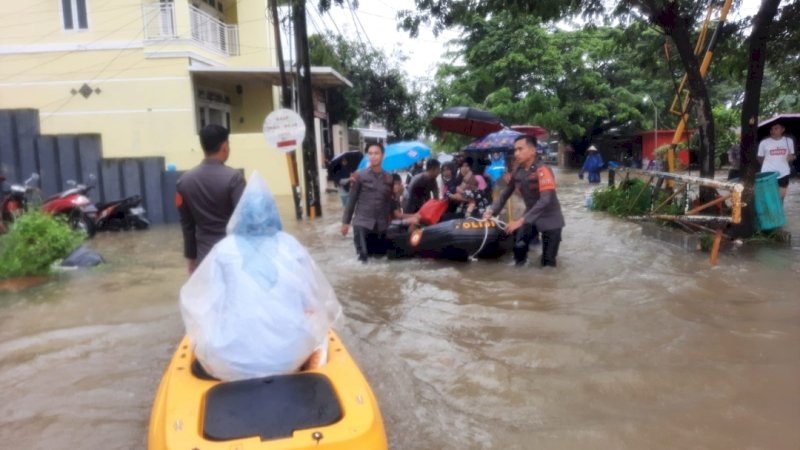 Personel Dit Samapta Polda Sulsel diterjunkan untuk melaksanakan bantuan SAR penanganan bencana alam banjir di wilayah Provinsi Sulsel, Selasa (7/12/2021).