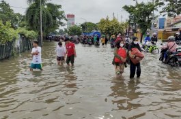 Matahari Mulai Terik, Air Masih Tergenang di Jalanan Makassar