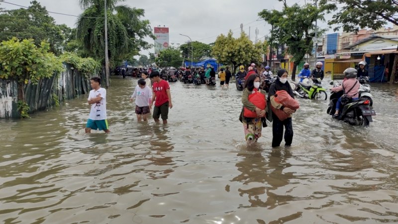 Salah satu titik air tergenang di Kota Makassar, Sulawesi Selatan (Sulsel), Selasa (7/12/2021). 