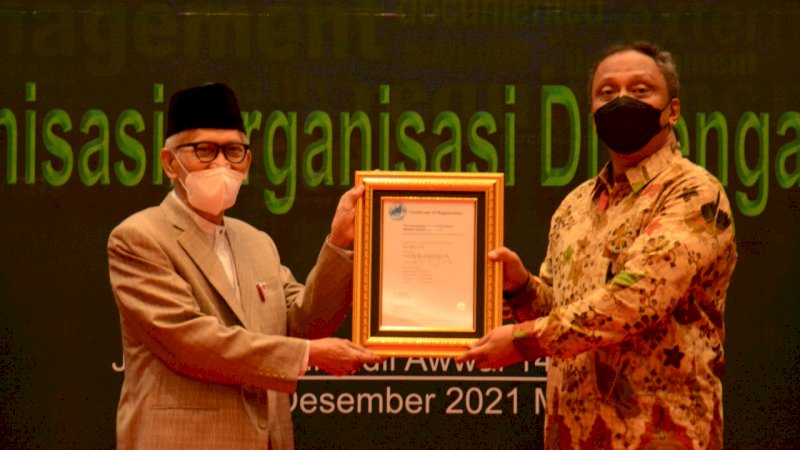 Ketua Umum MUI, KH Miftachul Akhyar menerima sertifikat ISO dari Komisaris WQA Regional Asia Pasifik, Iskandar Zulkarnain, Selasa (7/12/2021).