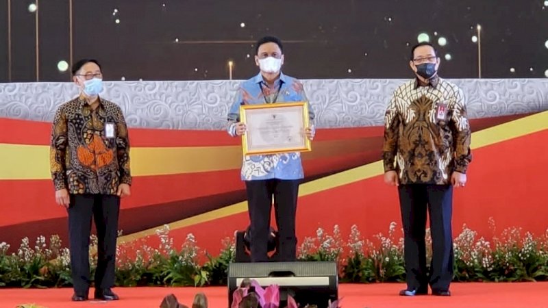 Bupati Barru, Suardi Saleh (tengah), saat menerima penghargaan di The Westin Grand Ballroom, Kota Surabaya, Jawa Timur, Selasa (7/12/2021).