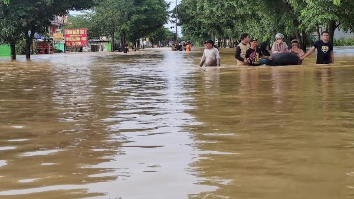 Banjir Lumpuhkan Jalan Poros Trans Sulawesi di Pangkep, Ketinggian Air 1,5 Meter