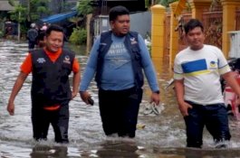Tim NasDem Peduli dan Sahabat Fatma Terobos Banjir Bagikan Kebutuhan Pokok
