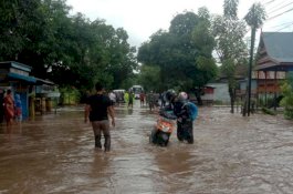 Curah Hujan Tinggi dan Air Sungai Meluap Rendam Perkampungan di Jeneponto