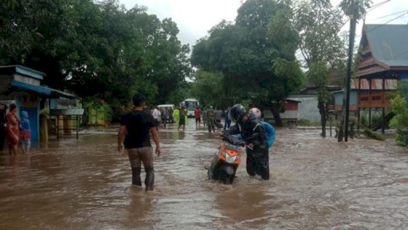 Kondisi salah satu titik yang terendam banjir di Kabupaten Jeneponto, Sulawesi Selatan (Sulsel), Selasa (7/12/2021).