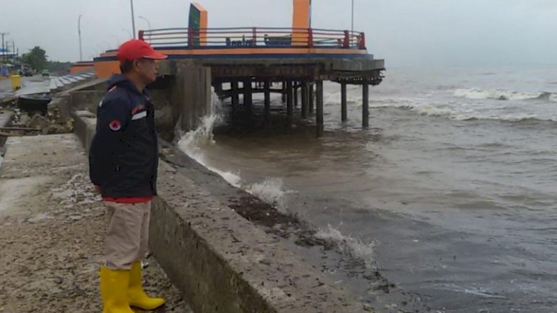 Wakil Bupati Barru, Aska Mappe, memantau langsung kondisi warga di pesisir Sumpang Bianangae, Selasa (7/12/2021).