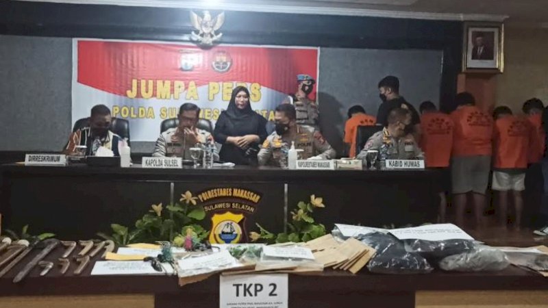 Rilis kasus penyerangan dan pengrusakan kampus dan asrama di Kota Makassar yang berlangsung di Aula Mapolrestabes Makassar, Jalan Ahmad Yani, Selasa sore (7/12/2021).