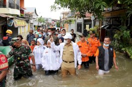 Pastikan Logistik 3.600 Pengungsi Terpenuhi, Danny Tinjau Langsung Titik Banjir di Kota Makassar