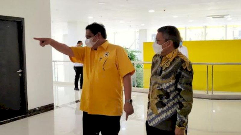 Ketua Umum DPP Partai Golkar, Airlangga Hartarto (kiri), bersama Ketua DPD I Partai Golkar Sulawesi Selatan, Taufan Pawe.