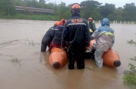 Tangani Banjir Rob Barru, Aparatur, Relawan, dan Petugas Bahu-membahu di Lapangan