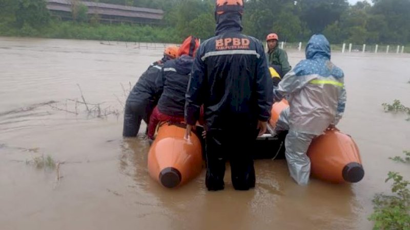 Tangani Banjir Rob Barru, Aparatur, Relawan, dan Petugas Bahu-membahu di Lapangan