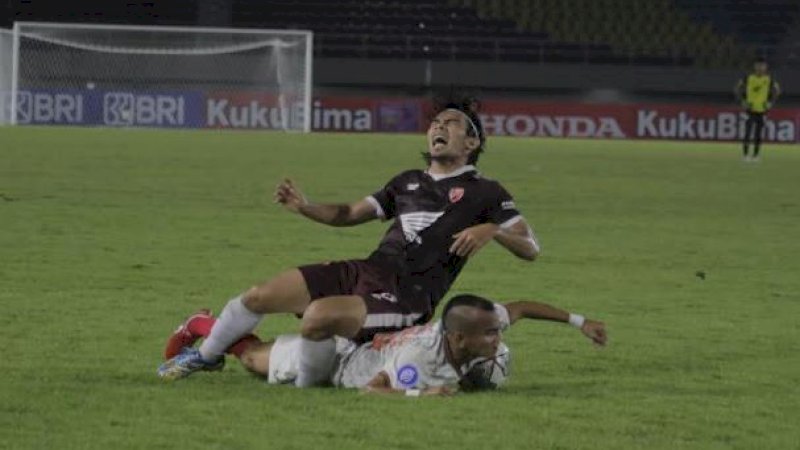 Duel pemain PSM Makassar dengan Persija jakarta di Stadion Manahan Solo, Selasa (7/12/2021). 