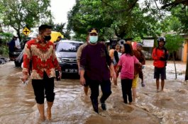 Plt Gubernur Sulsel Jalan Kaki 2 Kilometer Pantau Banjir di Takalar