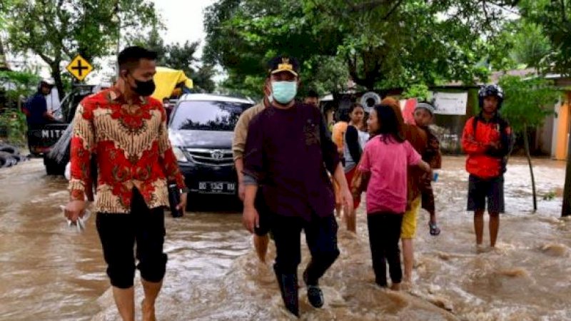 Pelaksana Tugas (Plt) Gubernur Sulawesi Selatan (Sulsel), Andi Sudirman Sulaiman, meninjau banjir di Kabupaten Takalar, Selasa (7/12/2021).