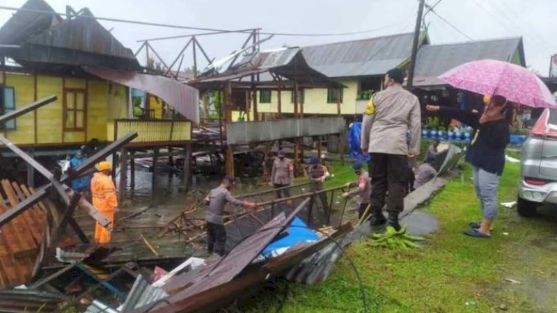 Kondisi rumah yang rusak akibat puting beliung di Dusun Labuange, Desa Kupa, Kecamatan Mallusetasi, Kabupaten Barru, Sulawesi Selatan (Sulsel).