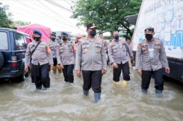 Pastikan Kebutuhan Pengungsi Terpenuhi, Kapolda Sulsel Terjun Langsung ke Lokasi Banjir