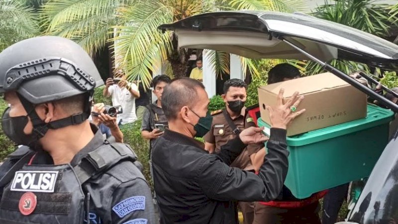 Penyidik Kejati Sulsel terlihat membawa 1 boks warna hijau dan 1 dus warna cokelat yang langsung dimasukkan ke dalam mobil usai menggeledah Kantor PDAM Makassar, Kamis (9/12/2021). 