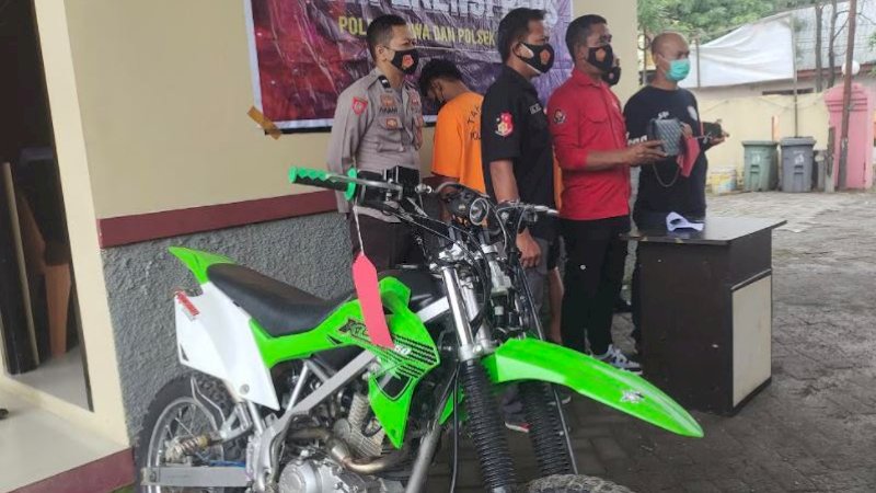 Pelaku dan motor Kawasaki KLX yang digunakan beraksi sudah diamankan polisi.