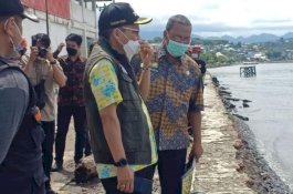 Taufan Pawe Tinjau Dampak Banjir Rob di Pesisir Parepare