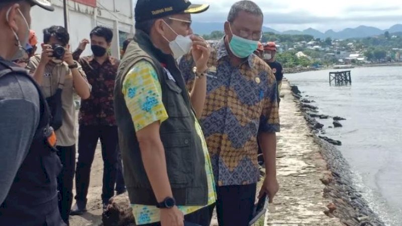 Wali Kota Parepare, Taufan Pawe, memantau dampak kerusakan akibat banjir rob, Jumat (10/12/2021).