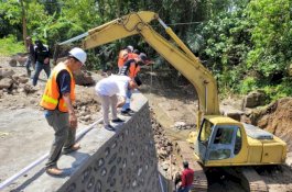 Wabup Asman Tinjau Pengerjaan Jembatan Poros Enrekang-Toraja di Baba