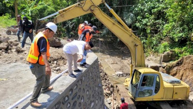 Wakil Bupati (Wabup) Enrekang, Asman, meninjau proses pengerjaan jalan dan jembatan di Baba, Jumat (10/12/2021).