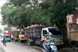 Ditutup Pemilik Lahan, Puluhan Mobil Pengangkut Sampah Tidak Bisa Buang Sampah di TPA Antang