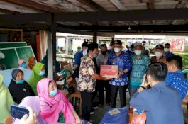 Kunjungi Korban Bencana, Rombongan Pemkab Barru Bagikan Logistik Darurat