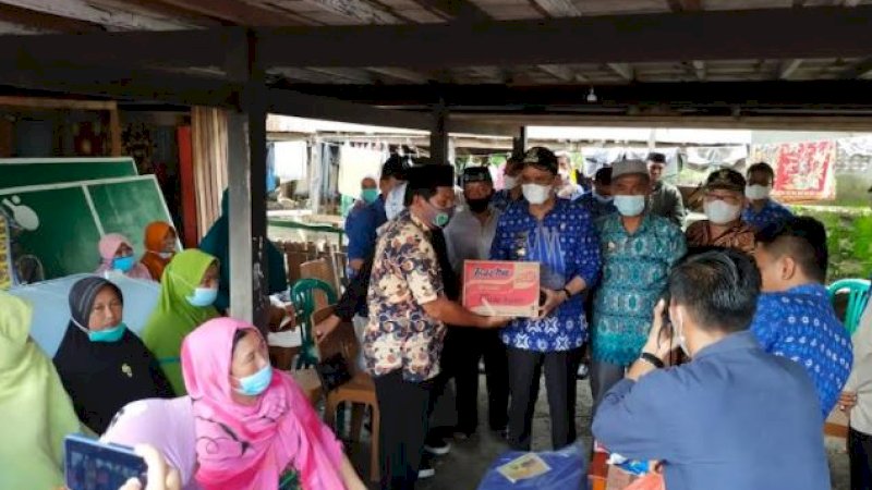 Bupati Barru, Suardi Saleh, bersama rombongan meninjau kondisi permukiman warga di Dusun Labuangnge, Desa Kupa, Kecamatan Mallusetasi, Kabupaten Barru, Sulawesi Selatan, Jumat (10/12/2021).