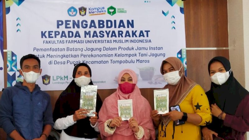 Tim dosen Fakultas Farmasi Universitas Muslim Indonesia (UMI) mengajak kelompok tani jagung memanfaatkan batang jagung untuk produk jamu instan.