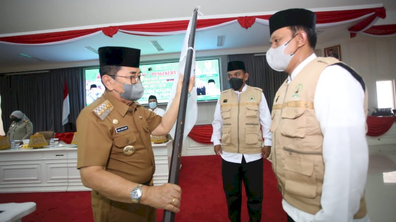 Judas Amir Kukuhkan Pengurus AMHI dan Majelis Taklim Perempuan IPHI Palopo