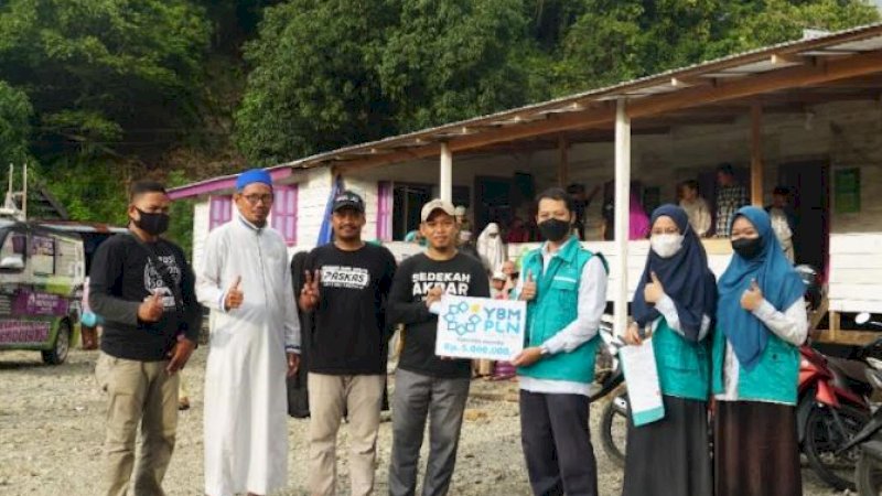 Penyaluran bantuan ke Masjid Kapal Munzalan di Kelurahan Bukit Harapan, Kecamatan Soreang, Kota Parepare, Sulawesi Selatan, Selasa (14/12/2021).