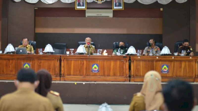 Bupati Jeneponto, Iksan Iskandar, saat memimpin rapat koordinasi (rakor) di Ruang Pola Panrannuanta, Selasa (14/12/2021).