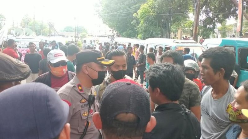 Kapolsek Biringkanaya, Kompol Rujiyanto Dwi Poernomo, berkomunikasi dengan koordinator lapangan aksi di depan Kantor Dishub Sulsel, Selasa (14/12/2021).