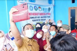 Senang Masyarakat Antusias Ikut Vaksin, Plt Gubernur Sulsel Semangati Vaksinator di Takalar